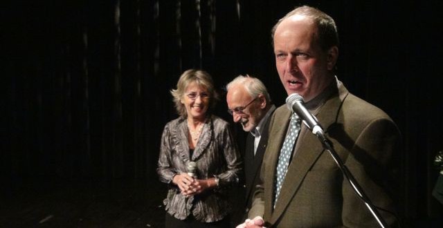 Le président des APLP présente Yvon Deschamps, sur scène avec son épouse, l'auteure-compositeure-interprète Judi Richards