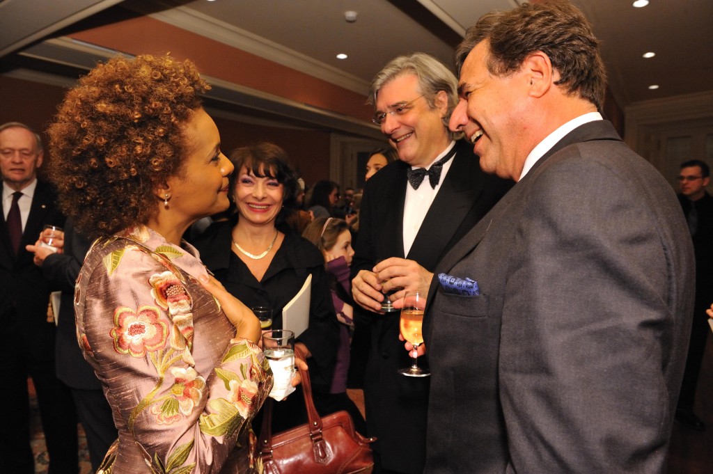 Michaëlle Jean face à Dr Natasha et Alain Beaudet avec leur ami Pierre