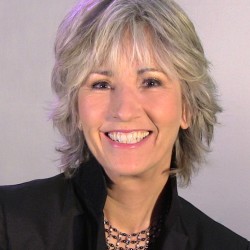 Judi Richards, mise en scène, animation, chanson, musique. Photo Gérard Souvay