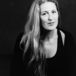 Margie Gillis, danse contemporaine. Photo © V. Tony Hauser