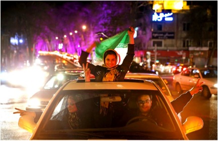Cette photo d’Ébrahim Noroozi (Associated Press) montre combien l’accord a été accueilli à Téhéran par des concerts de klaxons et des scènes de liesse dans les rues, les habitants espérant la levée des sanctions internationales imposées à l’Iran (AGFP).