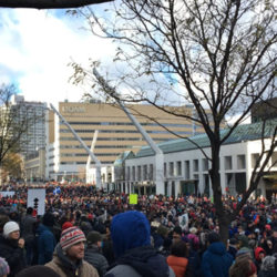 La foule s'assemble Place des Festivals.