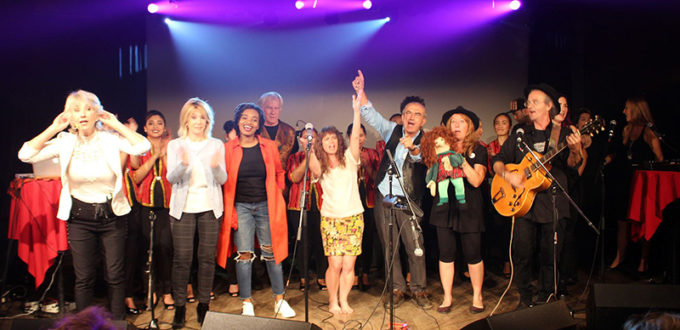 La finale : tous les artistes sur scène dans "Vote pour la Paix", repris par l'assistance. (CM)