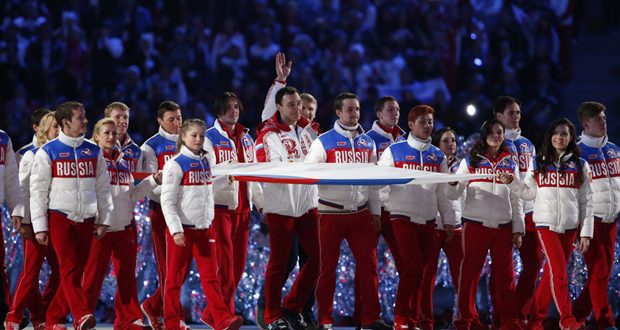 Russia's athletes carry their national flag in the closing ceremony for the Sochi 2014 Winter Olympic Games February 23, 2014.  REUTERS/Lucy Nicholson (RUSSIA  - Tags: SPORT OLYMPICS)   - RTX19DDG
